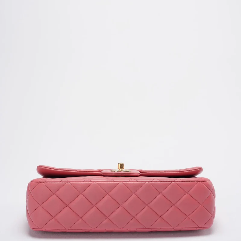 Chanel Classic Medium Flap Bag Valentine's Edition aus rosa Lammleder mit goldenen Beschlägen