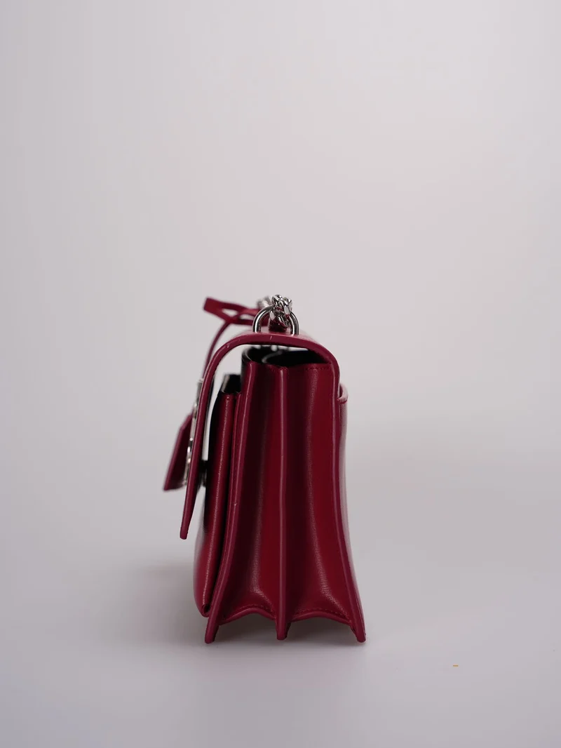 Saint Laurent – ​​Mittelgroße Umhängetasche „Monogram Sunset“ aus Kalbsleder in Rouge