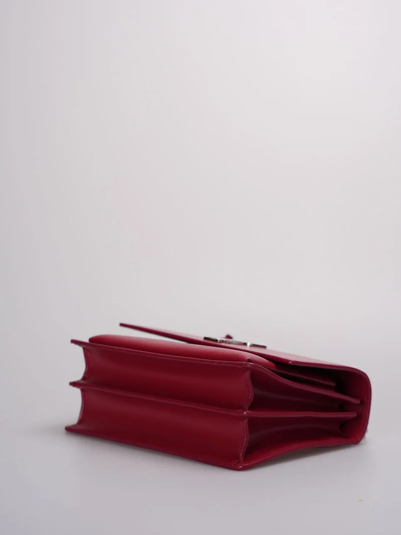 Saint Laurent – ​​Mittelgroße Umhängetasche „Monogram Sunset“ aus Kalbsleder in Rouge