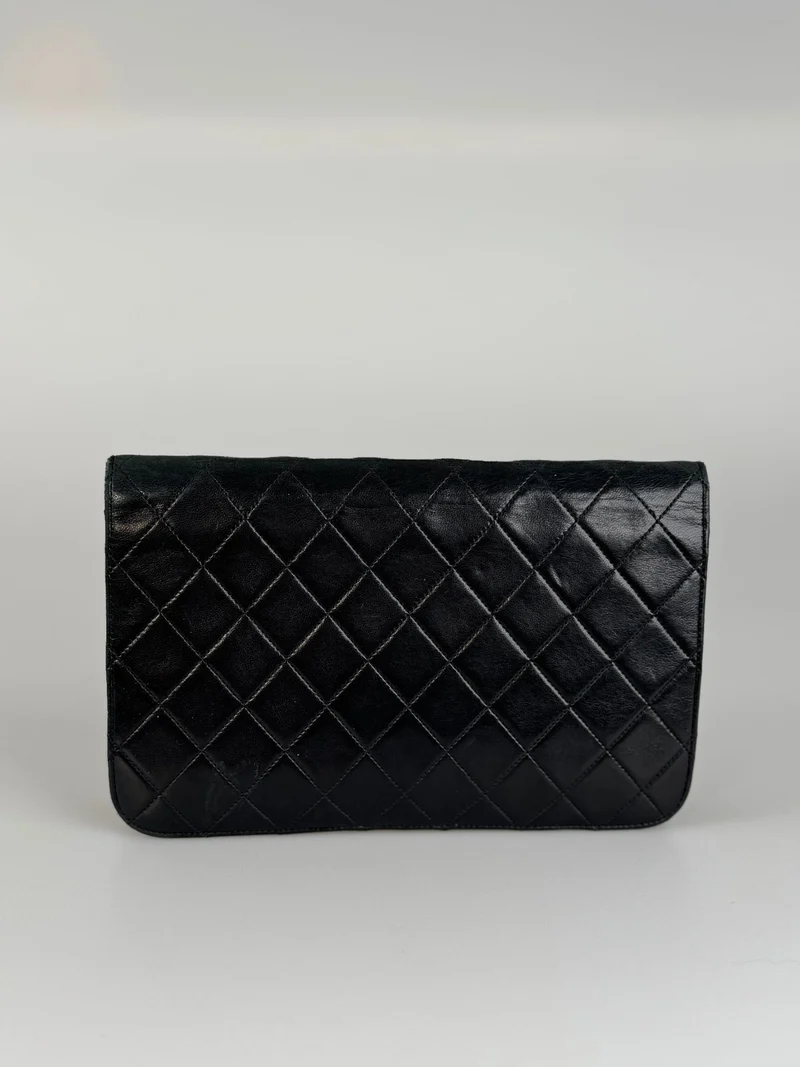 Chanel Vintage Matelassé Lammleder-Umhängetasche in Schwarz mit 24 Karat Goldbeschlägen