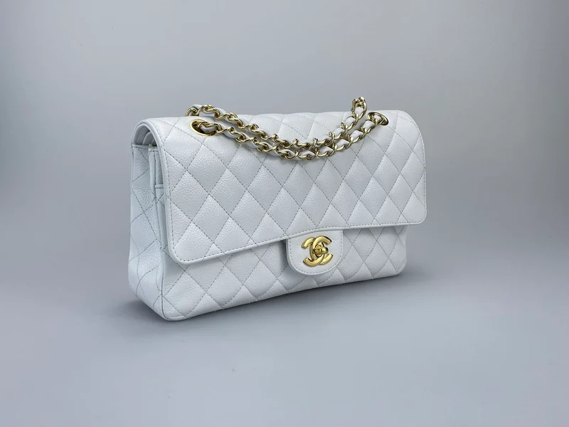 Chanel mittelgroße, klassische Flap Bag aus Kaviarleder mit goldenen Beschlägen