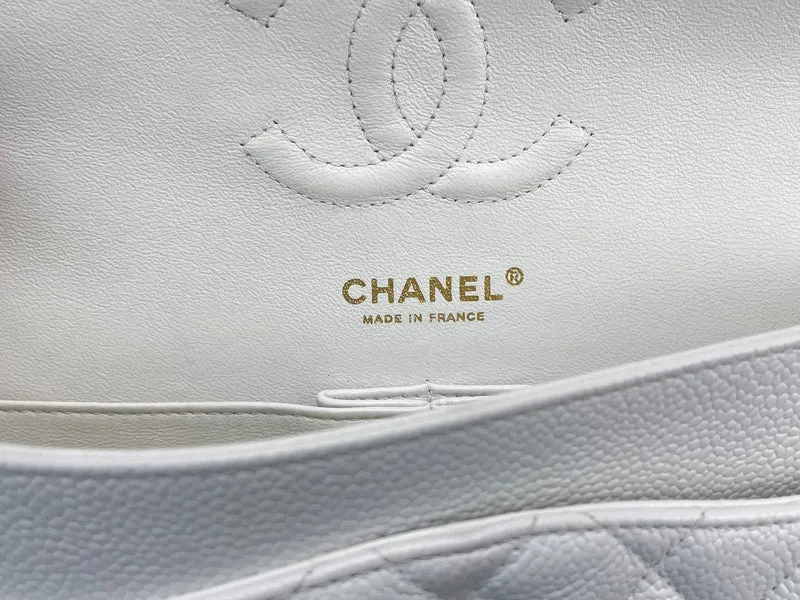 Chanel mittelgroße, klassische Flap Bag aus Kaviarleder mit goldenen Beschlägen