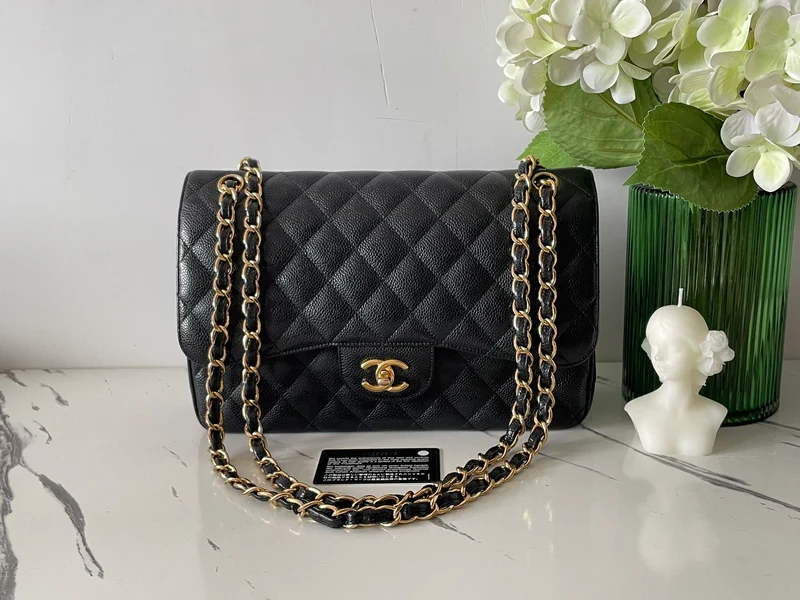 Chanel Schwarze Jumbo Classic Double Flap Bag aus Kaviarleder mit goldener Hardware
