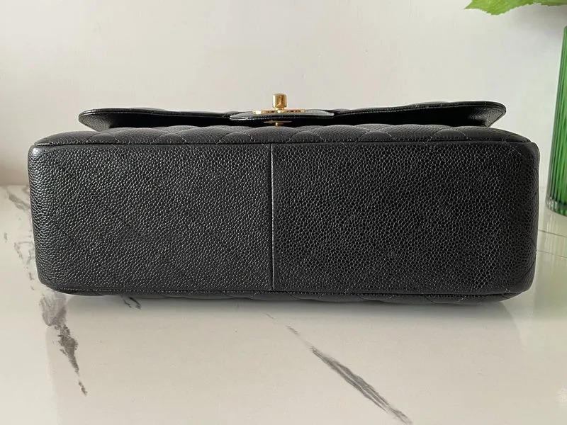 Chanel Schwarze Jumbo Classic Double Flap Bag aus Kaviarleder mit goldener Hardware