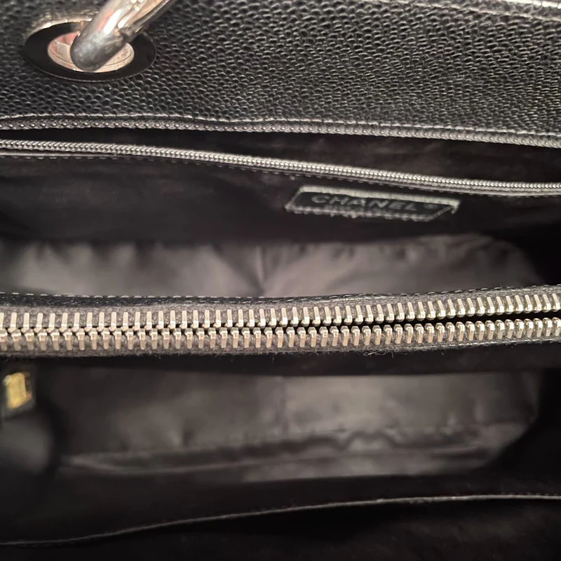 Chanel – GST-Tasche aus gestepptem Kaviarleder in Schwarz mit silberner Hardware