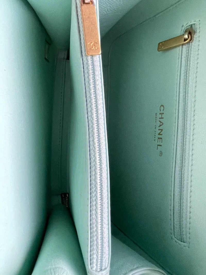 Chanel Vanity Case Tasche aus Kaviarleder mit gebürsteten Goldbeschlägen, Mintgrün, Medium