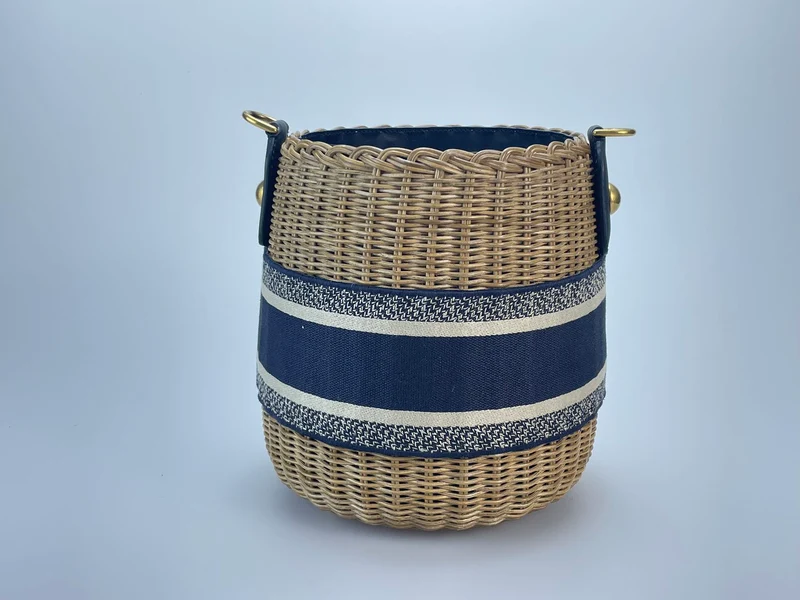 Dior Dioriviera Beuteltasche aus Korbgeflecht und blauem Canvas mit goldenen Beschlägen