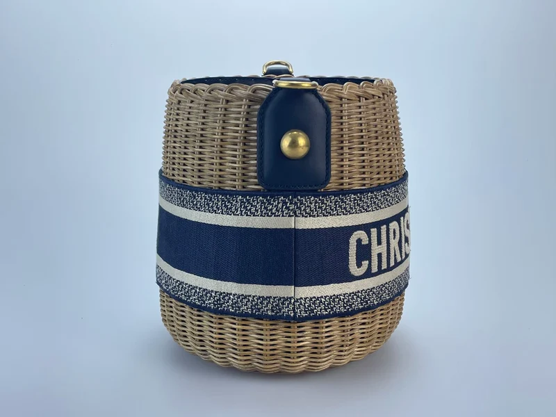 Dior Dioriviera Beuteltasche aus Korbgeflecht und blauem Canvas mit goldenen Beschlägen