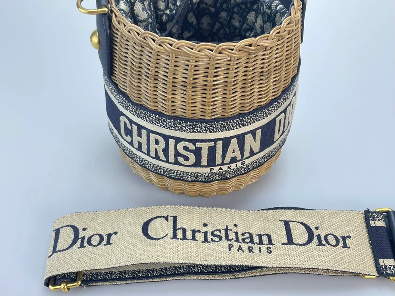 Dior Dioriviera Beuteltasche aus Korbgeflecht und blauem Canvas mit goldenen Beschlägen