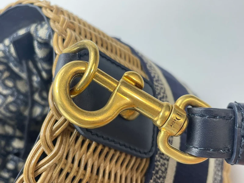 Dior Dioriviera Beuteltasche aus Korbgeflecht und blauem Canvas mit goldenen Beschlägen