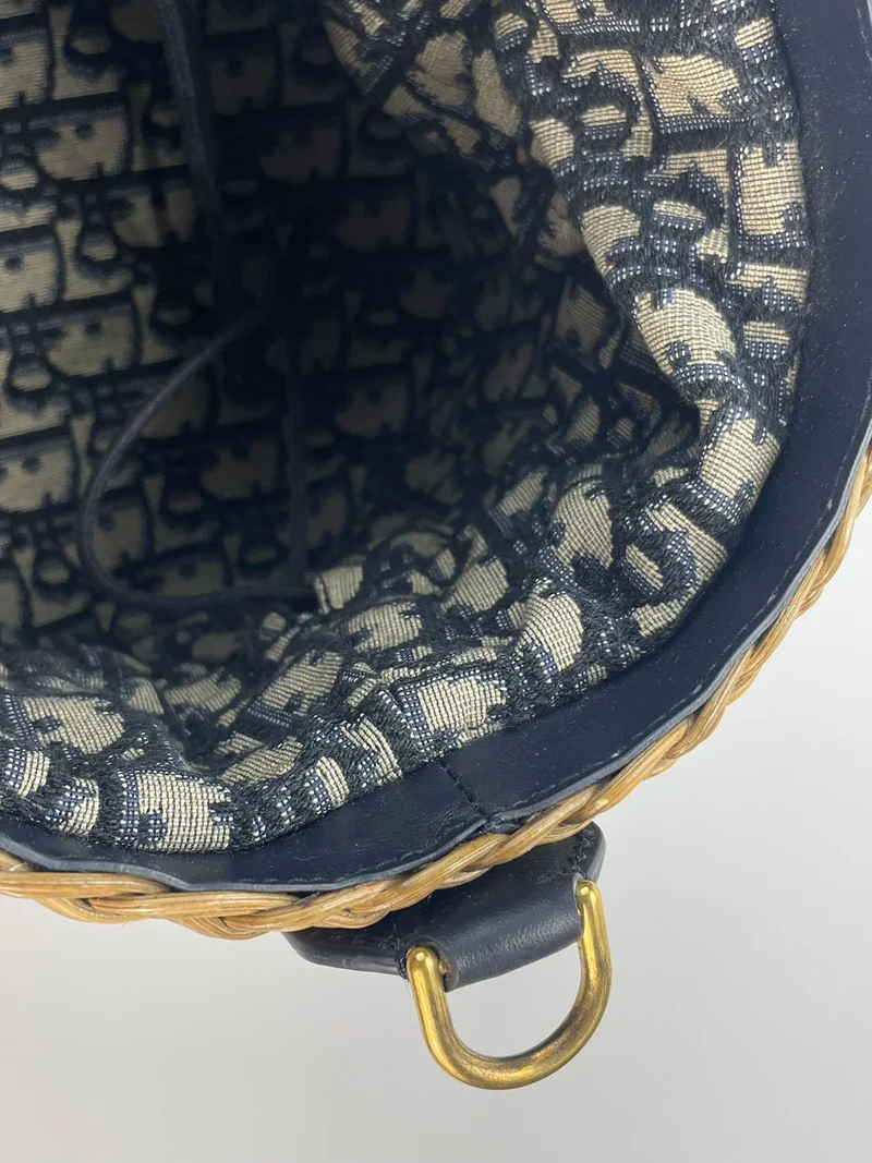 Dior Dioriviera Beuteltasche aus Korbgeflecht und blauem Canvas mit goldenen Beschlägen