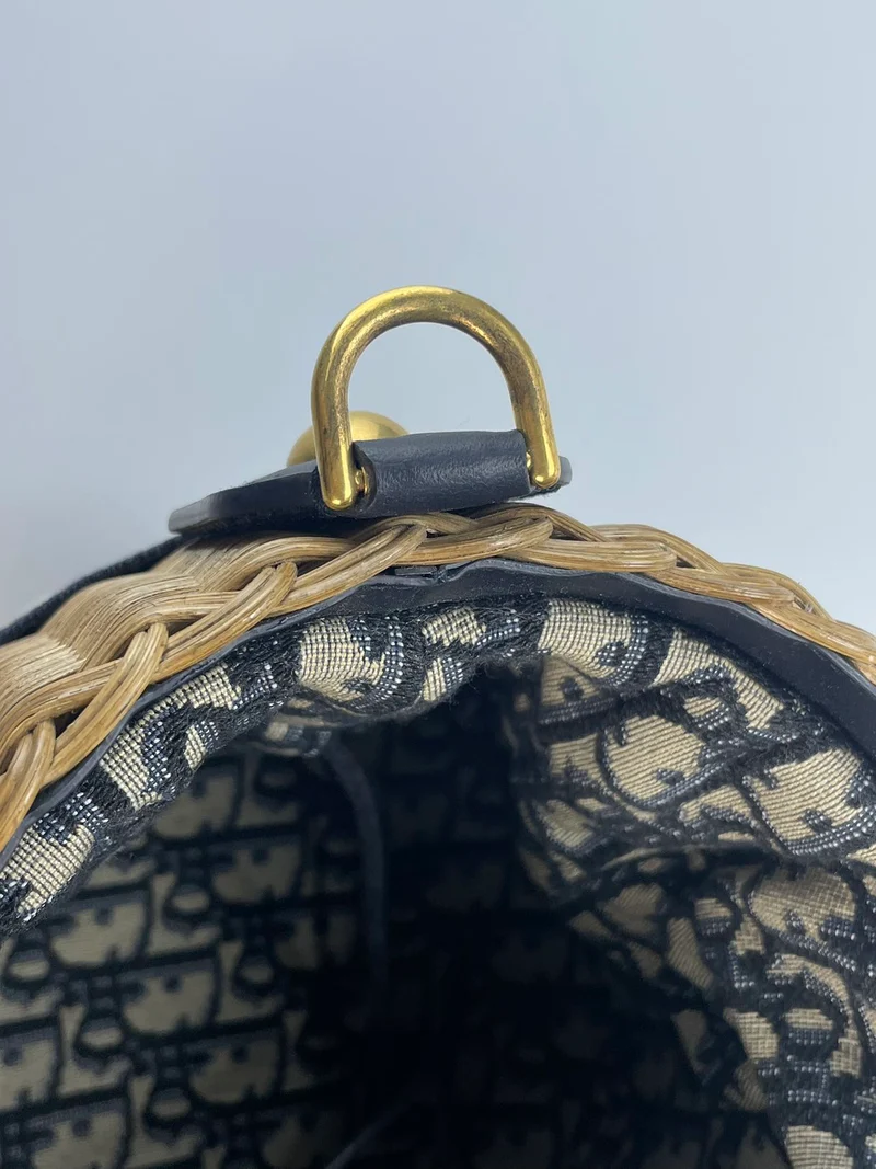 Dior Dioriviera Beuteltasche aus Korbgeflecht und blauem Canvas mit goldenen Beschlägen