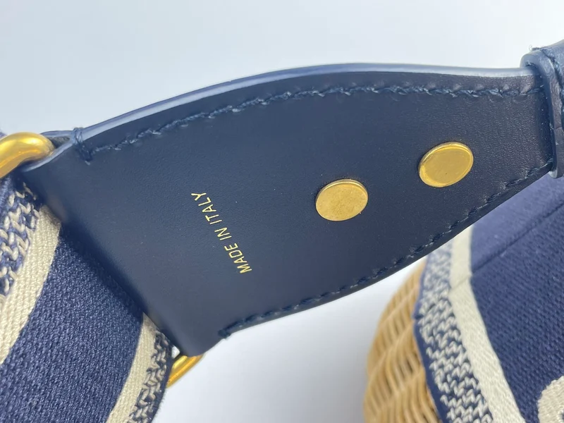 Dior Dioriviera Beuteltasche aus Korbgeflecht und blauem Canvas mit goldenen Beschlägen