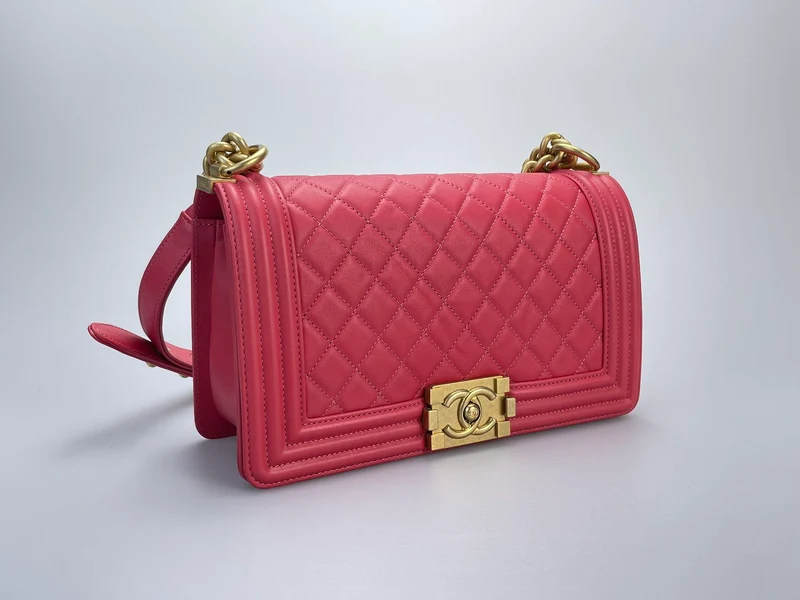 Chanel Medium Le Boy Tasche in Pink mit goldenen Metallteilen