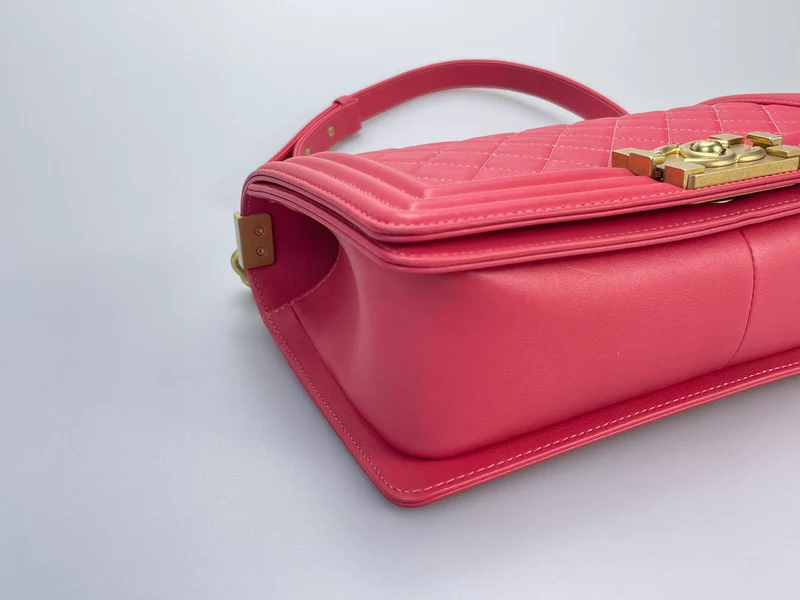 Chanel Medium Le Boy Tasche in Pink mit goldenen Metallteilen