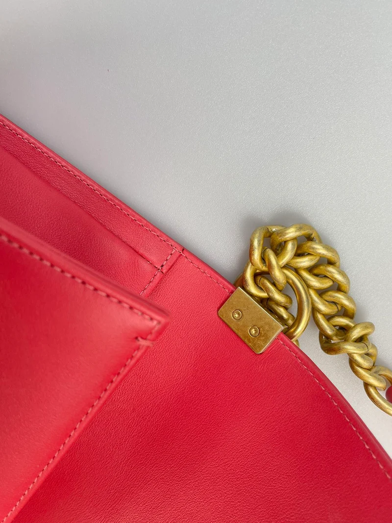 Chanel Medium Le Boy Tasche in Pink mit goldenen Metallteilen