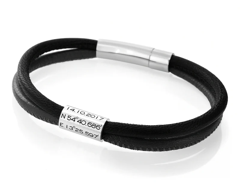 LEDERARMBAND MIT GRAVUR ROLLE MÄNNERSCHMUCK MIT KOORDINATEN 925er SILBERANHÄNGER
