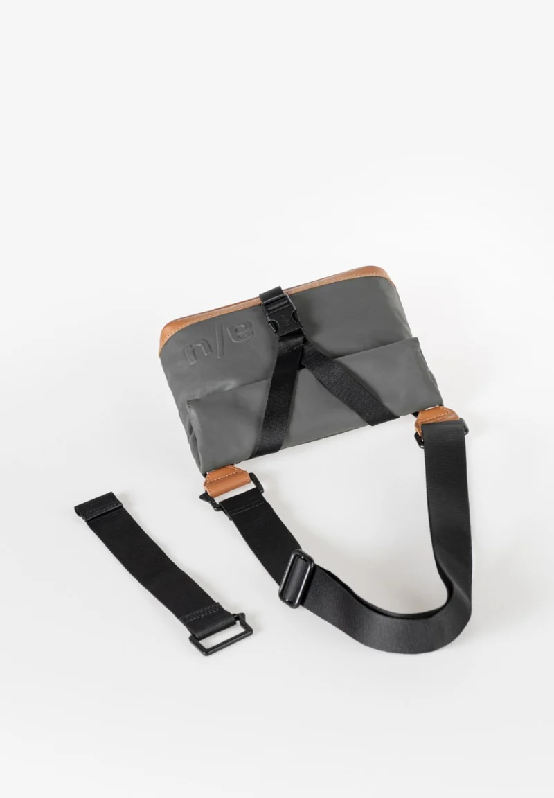 Aunts & Uncles Tsu Gürteltasche