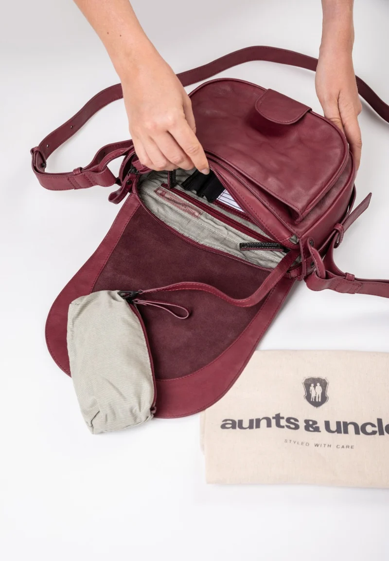 Aunts & Uncles Mrs. Bourbon Brownie Überschlagtasche
