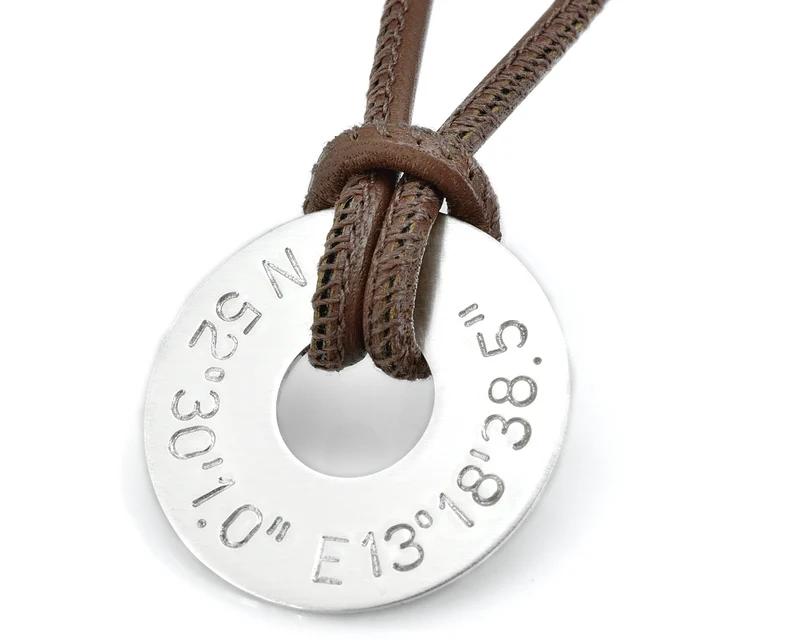 MÄNNERKETTE MIT GRAVUR, HERRENKETTE KOORDINATEN, LEDERKETTE FÜR MÄNNER