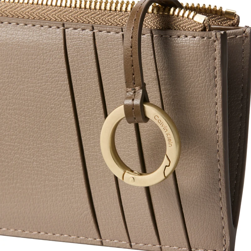 Calvin Klein Emblem AOP Top Zip - Kreditkartenetui 4cc 13 cm (desert taupe aop)